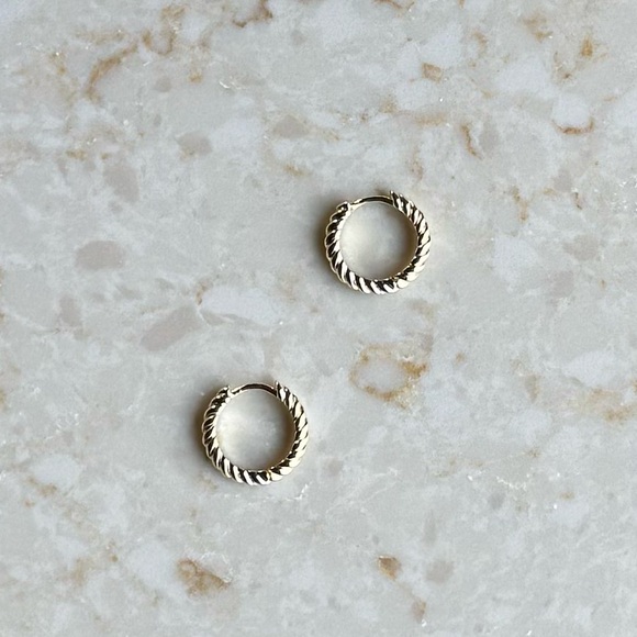 NWOT Goop Cable Huggie Earrings - Picture 5 of 6